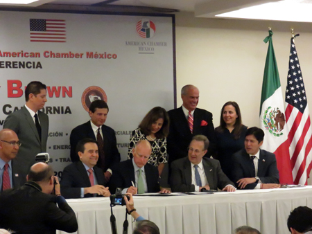 Secretary Guajardo (R) and Gov. Brown sign MOU on trade and investment